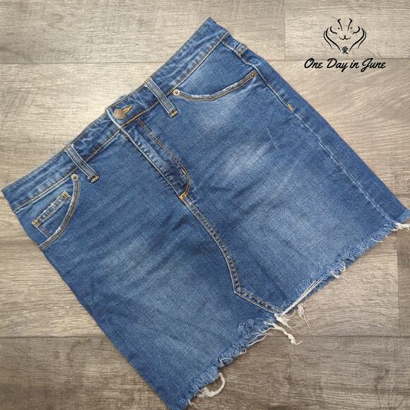 Universal Thread Denim Mini Skirt Size 10 - Picture 1 of 5